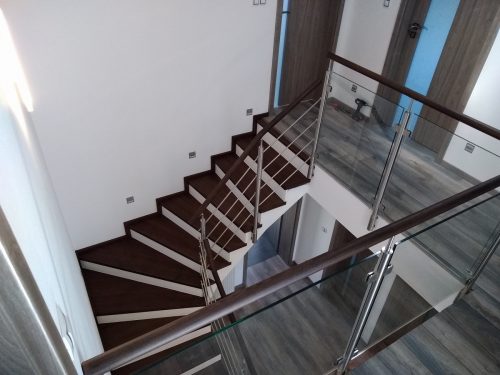 Moderní schodiště s kovovým zábradlím