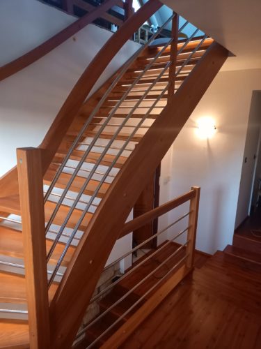 Dřevěné schody s kovovým zábradlím